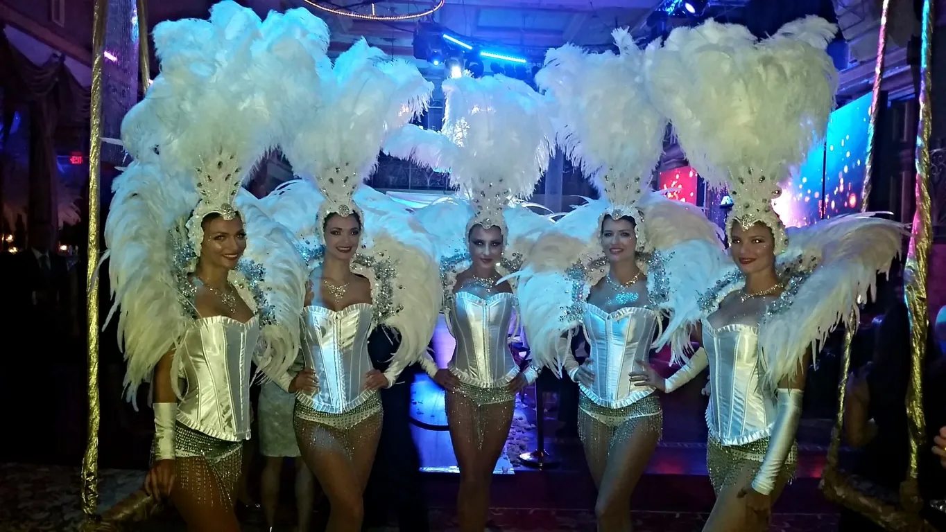 1 Vegas Showgirl Dancers